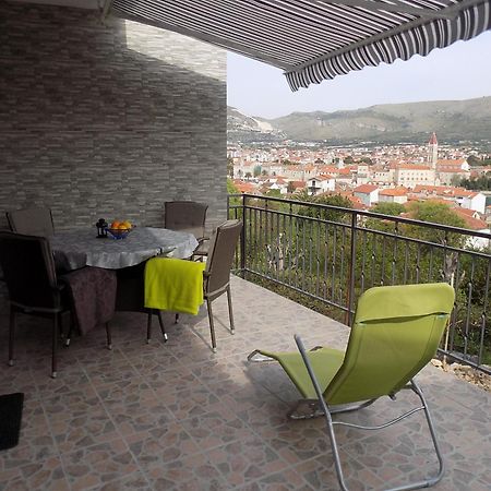 Apartmani Balan S Vanjskim Bazenom Trogir Kamer foto