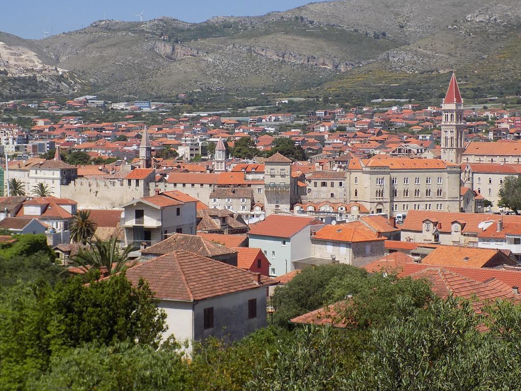 Apartmani Balan S Vanjskim Bazenom Trogir Buitenkant foto