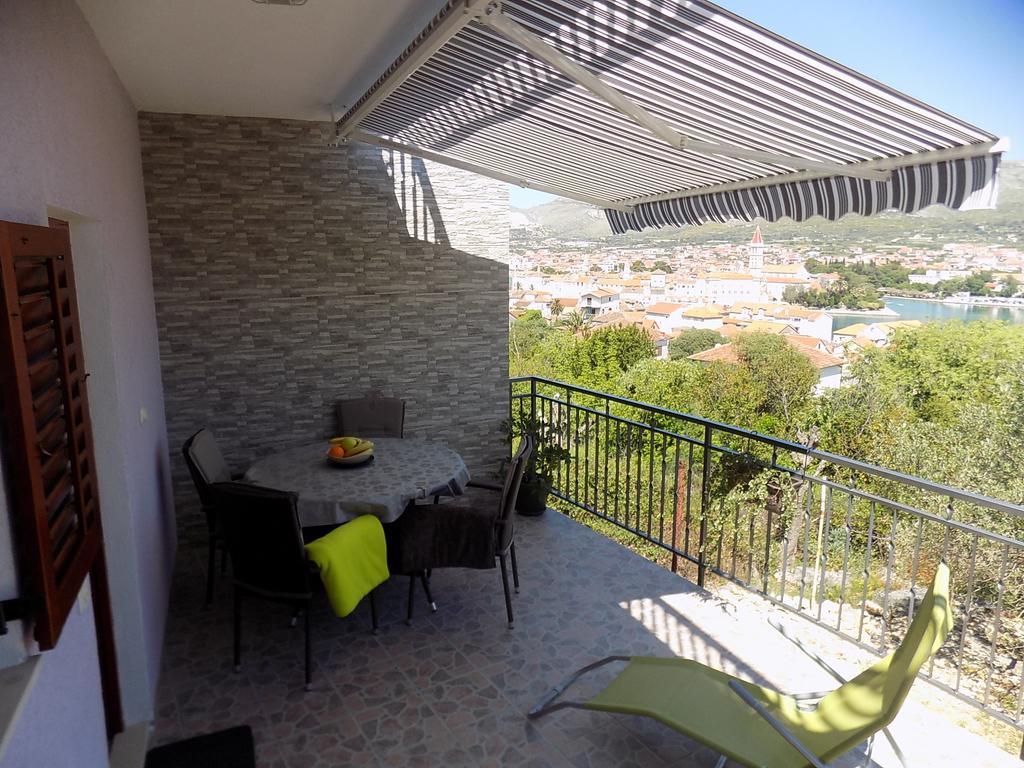 Apartmani Balan S Vanjskim Bazenom Trogir Kamer foto