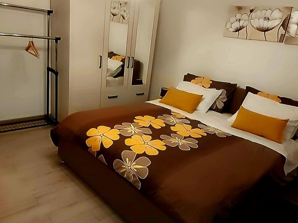 Apartmani Balan S Vanjskim Bazenom Trogir Kamer foto