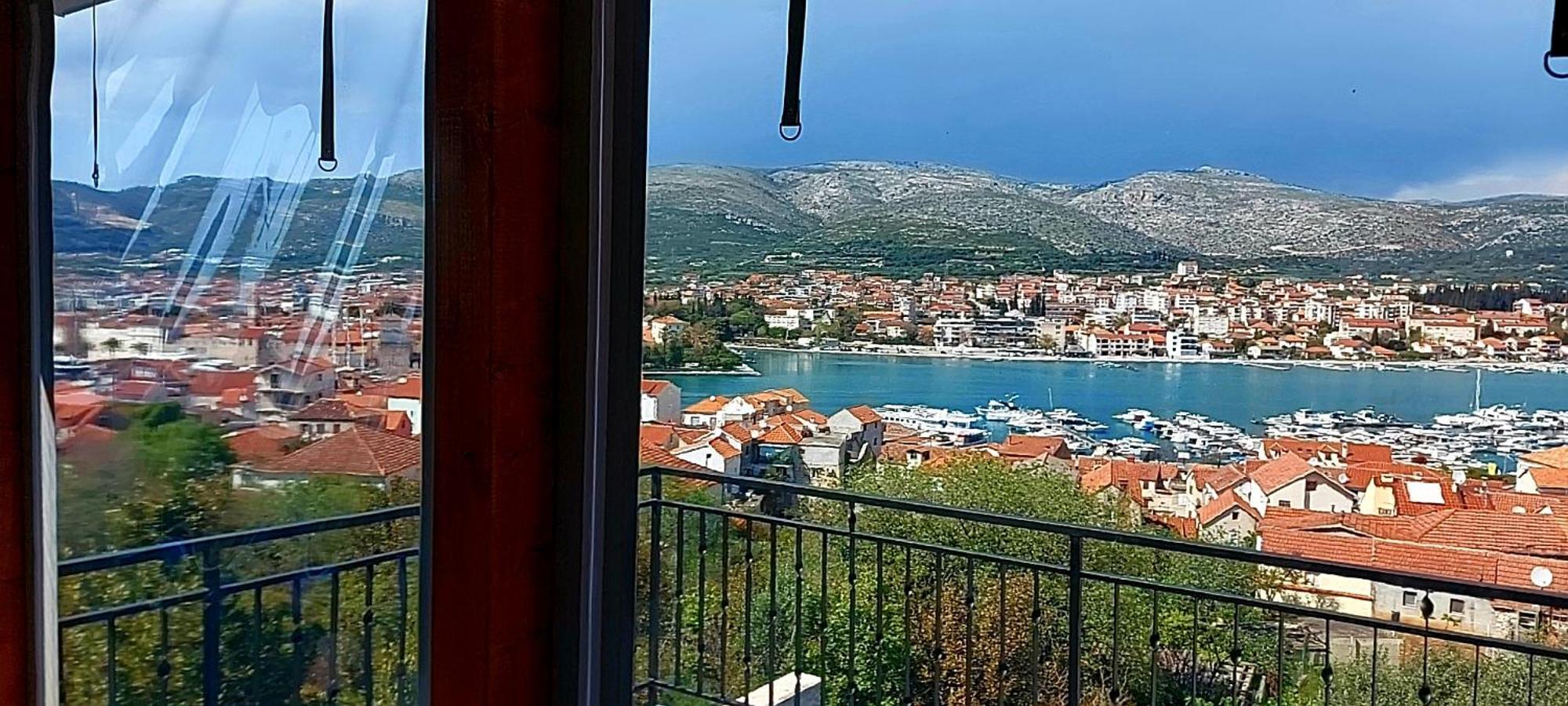 Apartmani Balan S Vanjskim Bazenom Trogir Kamer foto