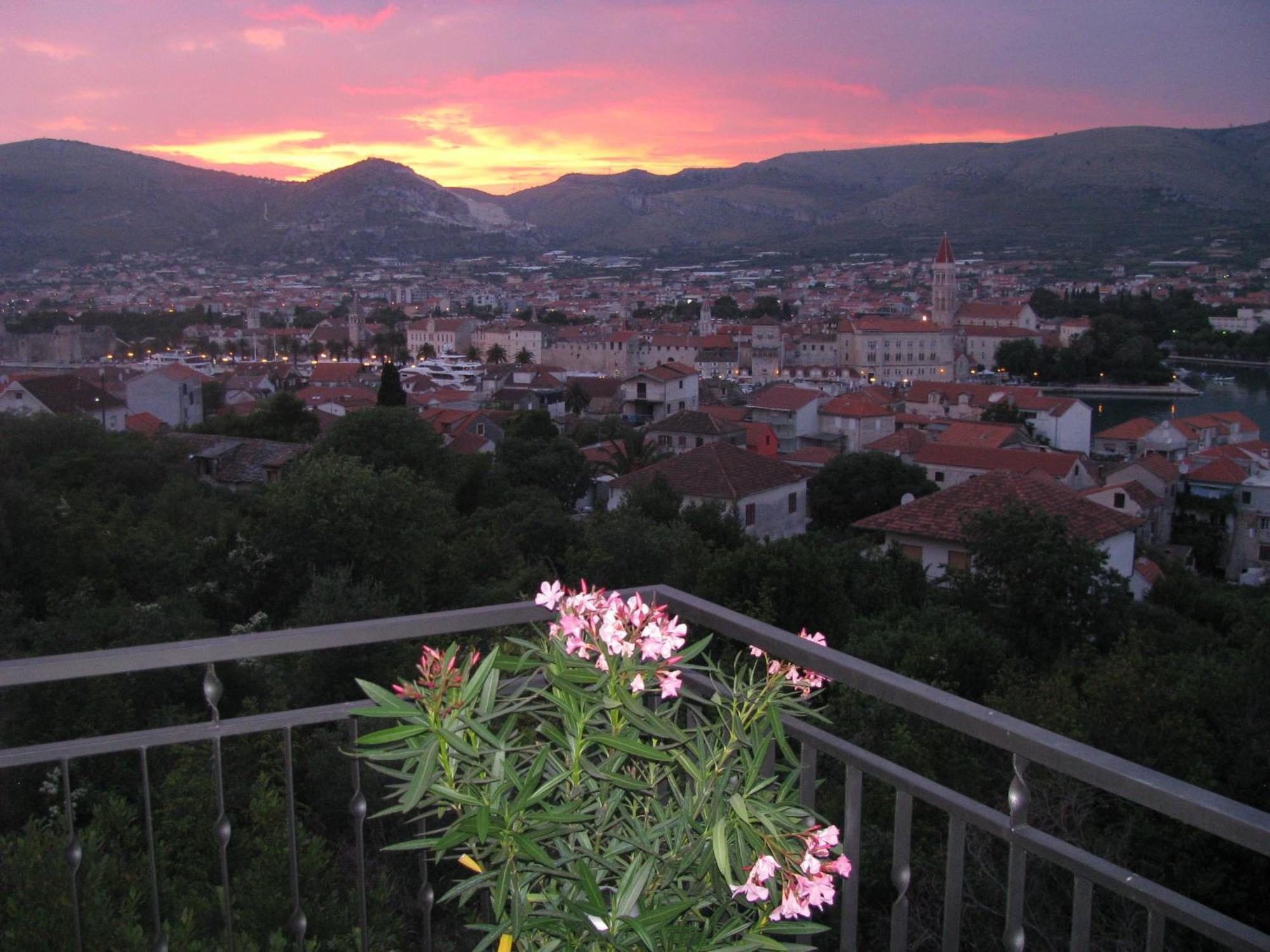 Apartmani Balan S Vanjskim Bazenom Trogir Buitenkant foto
